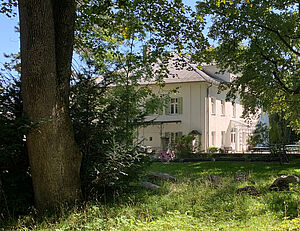 Mohr-Villa Freimann im Sommer von außen mit Grünanlagen